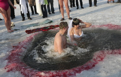 В Днепропетровске молодожены повенчались в… проруби!