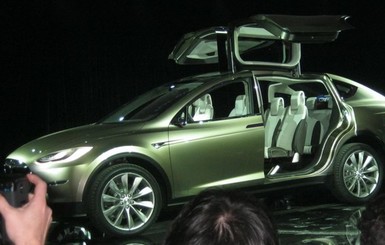 Tesla рассекретила кроссовер Model X