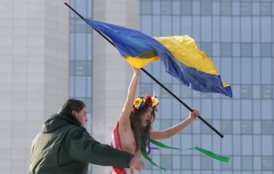 Голые украинки подняли сине-желтый флаг над штаб-квартирой 