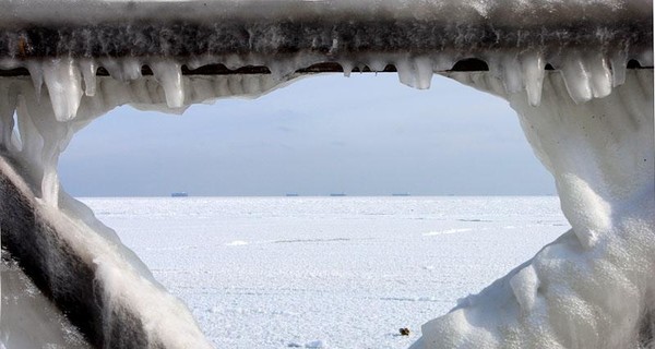 В Азовском море вмерзли в лед 6 иностранных кораблей
