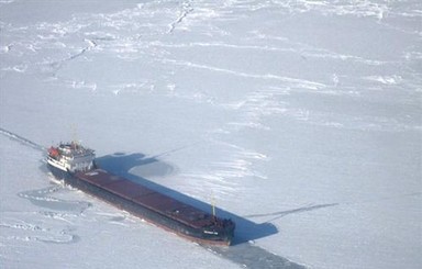 Застрявшие в Керчи сухогрузы сутками вынуждены ждать ледокол