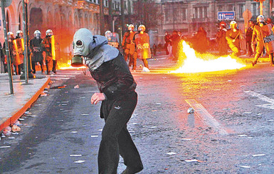 Греки режут зарплаты, не дожидаясь дефолта