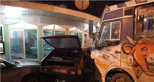 Автобус сорвался с ручника и протаранил припаркованные легковушки