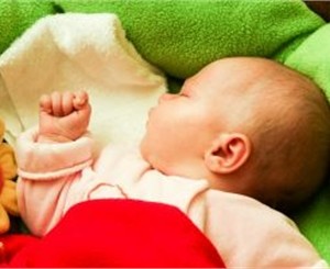 Мамаша швырнула младенца на пол - врачи борются за жизнь ребенка