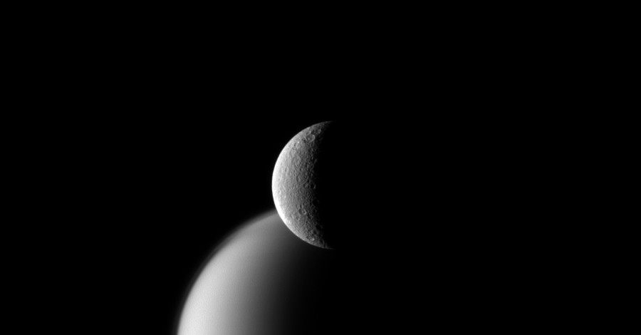 Исследовательский зонд  Кассини сделал невероятный снимок спутников Сатурна 