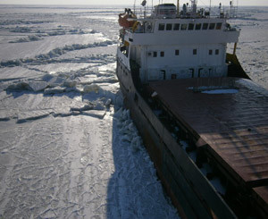 Застрявшим в Керченском проливе судам грозит шторм с ледоходом