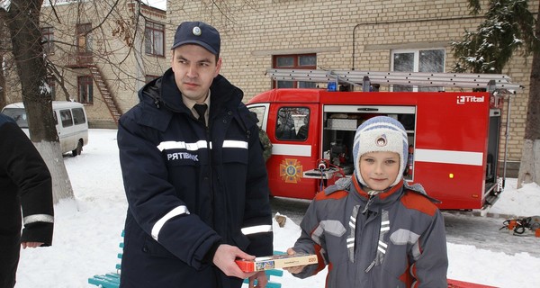 Спасатели научат школьников правильно вести себя на стадионе во время Евро-2012