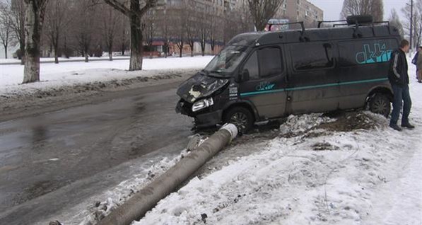 В Днепродзержинске автоугонщики на микроавтобусе повалили электрический столб