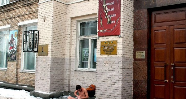 В Донецке голый парень вырезал бритвой на животе герб Украины