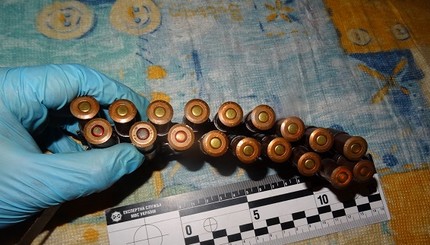 В столичной квартире полиция нашла пулемет и наркотики