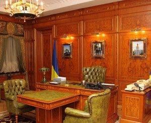 Фотографии в кабинете Януковича указывают на его авторитет