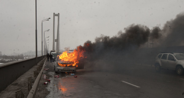 В Киеве на Южном мосту вспыхнула иномарка