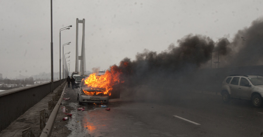 В Киеве на Южном мосту вспыхнула иномарка