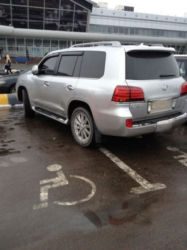 Припарковался на отлично: Lexus занял сразу два места для инвалидов