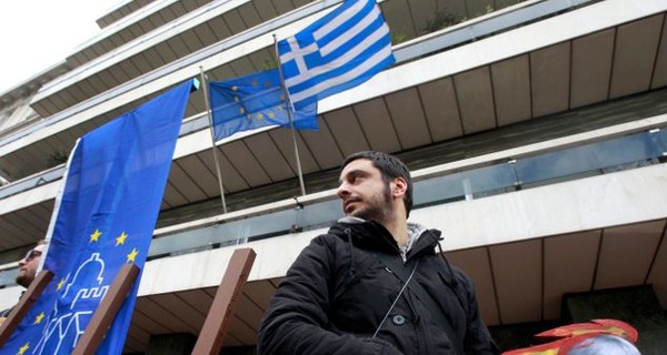 Парламент Греции понизил зарплаты и пенсии