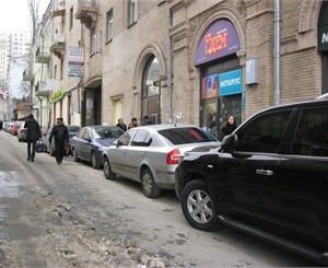 Стихийные парковки в столице: по улицам невозможно проехать, а власти, как обычно, не в курсе