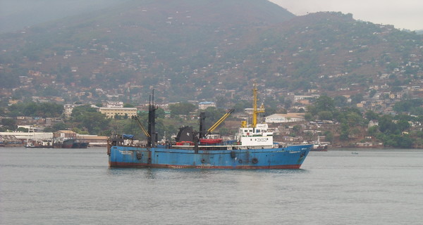 Украинских моряков бросили в Африке без денег