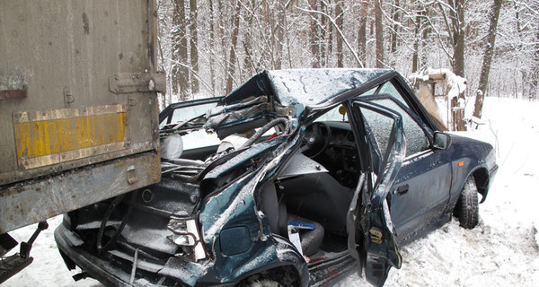Очередная трагедия в Киеве: легковушка на большой скорости врезалась в грузовик