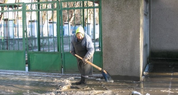 Симферопольцы продолжают падать на скользких дорогах