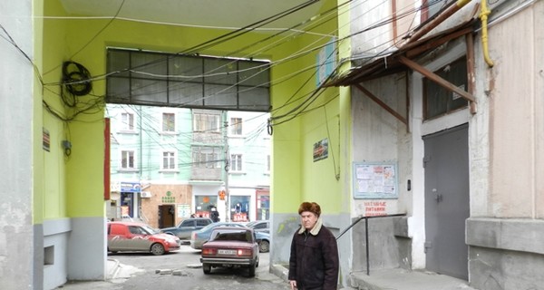 Жильцы столичной пятиэтажки боятся выходить из подъезда