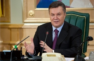 Янукович обещает с мая поднять пенсии на 100 гривен