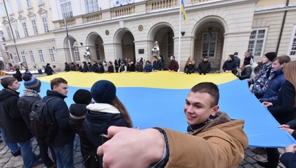 Во Львове студенты развернули самый большой в городе флаг Украины