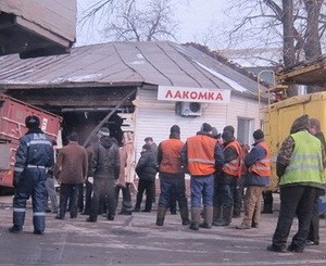 В Днепропетровске грузовик с контейнером врезался в магазин