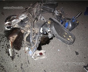 Водитель скутера показал неприличный знак гаишникам и тут же попал в яму