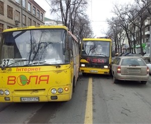 В центре Донецка маршрутки устроили 