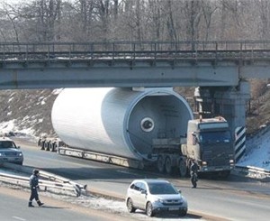 На Донецкой трассе гигантская цистерна с пивом не пролезла под мост