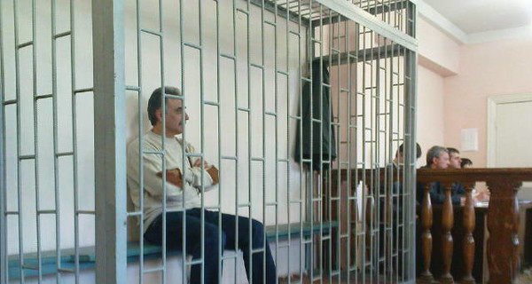 На суд экс-спикер Крыма пришел с улыбкой