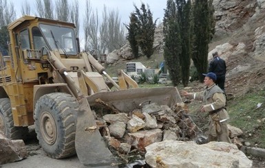 Вдоль трассы Ялта-Севастополь ломают горы