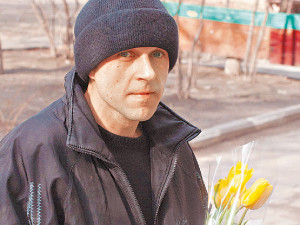 Максим, отсидевший 8 лет за пологовского маньяка, вернулся к маме с желтыми тюльпанами