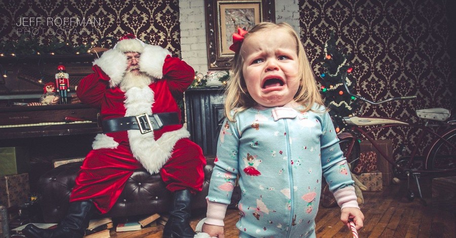 Реакция детей на Деда Мороза в рождественской фотосессии