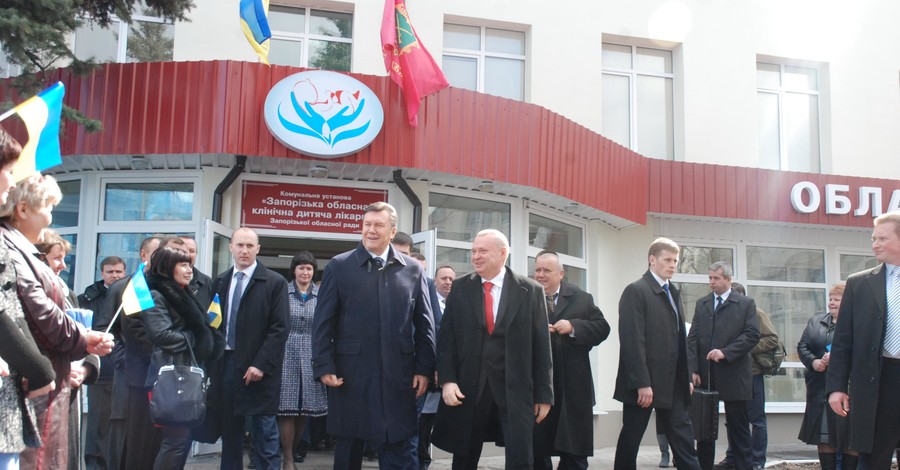 Для Януковича в запорожской областной детской больнице устроили конкурс красоты