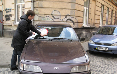 Тех, кто неправильно паркует машины, наказывают… наклейками