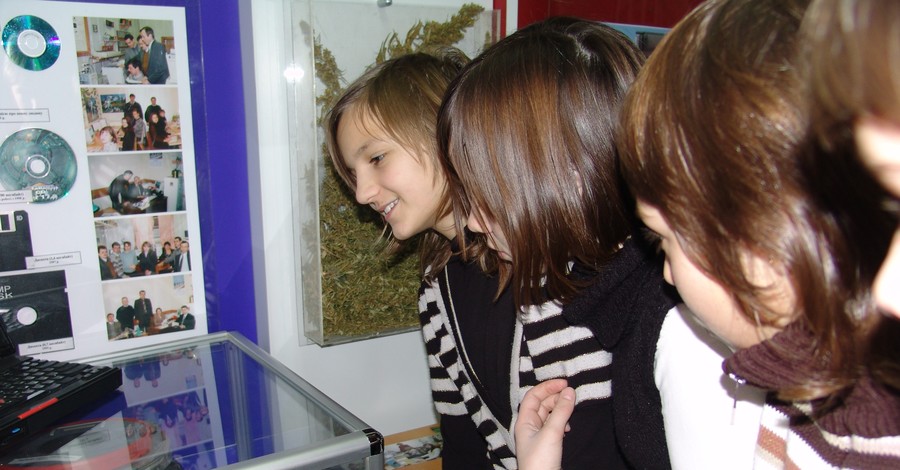 Школьники смогут бесплатно ходить в музеи, а молодые учителя покупать продукты со скидкой