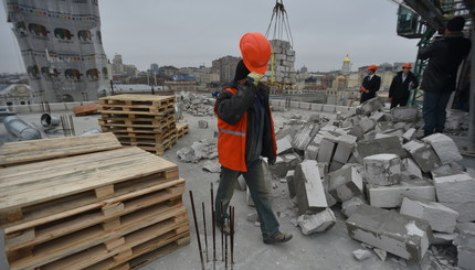 В Киеве начат демонтаж незаконной надстройки над Домом профсоюзов