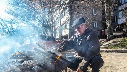Жители запорожской многоэтажки  уже неделю живут у  костра