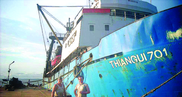 Брошенные в Африке без зарплаты украинские моряки: 