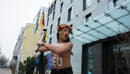 FEMEN пытались разбить фрагмент Берлинской стены в Киеве