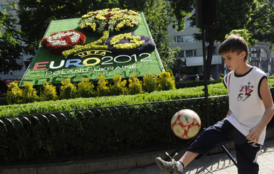 Новинки к Евро-2012: Таксистов оденут в вышиванки, а туристов научат доить коров