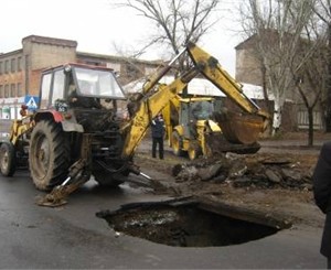 На Донбассе дорога провалилась под землю - водитель чудом успел затормозить