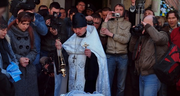 На похоронах Оксаны Макар примирились те, кто ее жалел и ругал