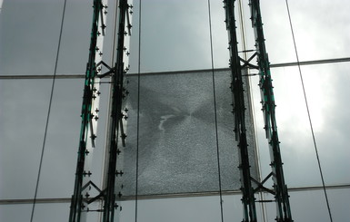 У торгового центра в Донецка лопается стеклянный фасад