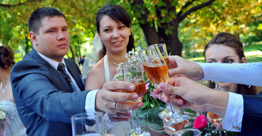 В Донецке выстроились очереди в загсы