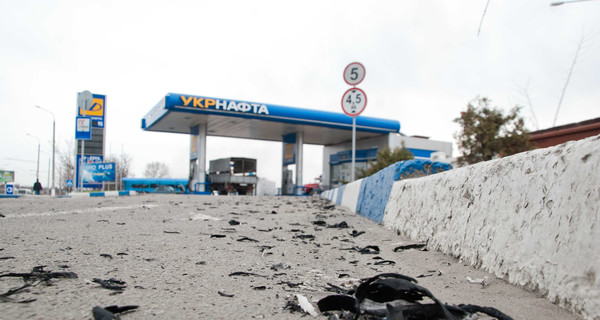 Пожар в Запорожье: огонь  вплотную подобрался к заправке и едва не сжег детскую железную дорогу