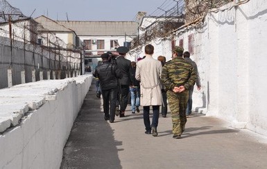 Донецких школьников водят на экскурсии по тюрьмам