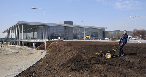 Открытие новых аэропорта и вокзала откладывается
