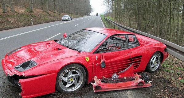 Водитель разбил свое Ferrari, спасая маленького ежика